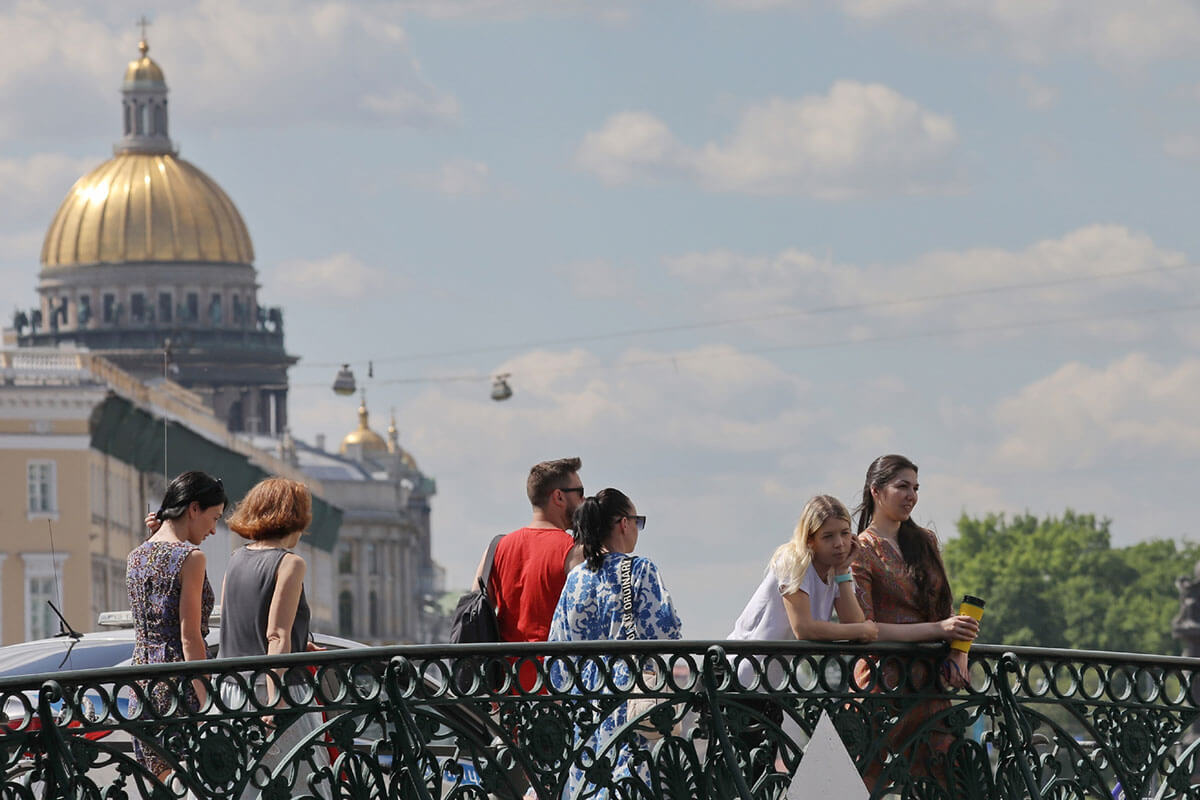 Где жить туристу в питере. Туристы в СПБ. Санкт-Петербург фото туристов. Фото туристов в Питере в конце мая. Фотографии Питера туристов фото туристов с Питера.